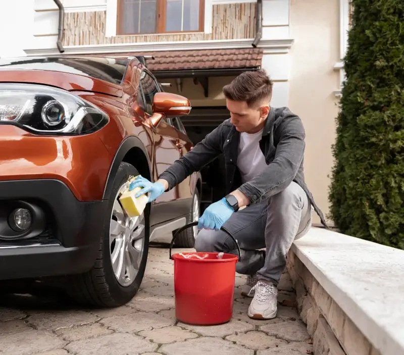 Lavage auto à domicile Chaudefonds-sur-Layon : professionnel intervenant sur un véhicule